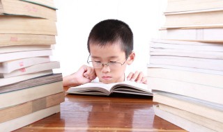 平整的近义词是什么（平整的近义词是什么词）
