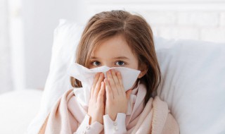 家长该如何预防小孩感冒（家长该如何预防小孩感冒传染）
