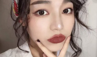 冷色口红搭配什么颜色衣服好看 冷色衣服配什么色的口红