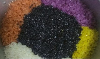 白,黄,红,紫,黑色糯米饭是用什么做的 这道菜糯米饭呈黑、红、黄、白、紫5种色彩