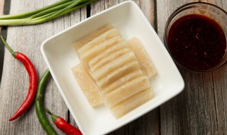 肉皮冻的熬制方法（肉皮冻的熬制方法及配方）