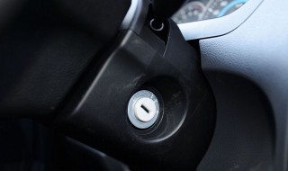 车钥匙孔周围很多划痕怎么处理（汽车钥匙孔周边都被刮花）