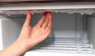 冰箱上面排水口结冰怎么回事（冰箱排水孔边上结冰）