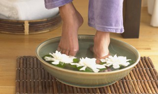 白醋泡脚有什么好处 白醋洗脸有什么好处和坏处