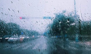 梦见下雨收衣服是什么意思（已婚女人梦见下雨收衣服）