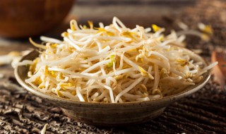 豆芽长绿叶还能吃吗（豆芽变成绿色的了还能吃吗）
