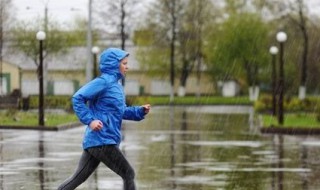 下雨天可以在室外跑步吗（下雨天可以在室外跑步吗女生）