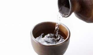 白酒加绿茶有什么反应（白酒加绿茶一起喝对身体有伤害吗）