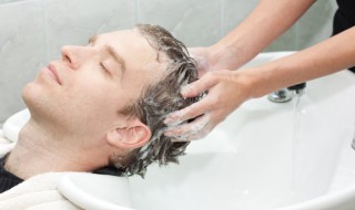 男人掉头发是什么原因 四十岁男人掉头发是什么原因