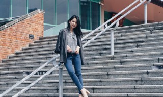 牛仔裤配什么上衣（牛仔裤配什么上衣好看 男士）