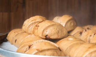 馒头碱放多了发黄还能吃吗（馒头碱放多了黄了能吃吗）