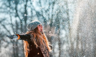 雪天怎么清理车上的积雪（雪天汽车怎么除雪）