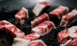 牛肉和螃蟹能一起吃吗（牛肉和螃蟹能一起吃吗会有反应吗）