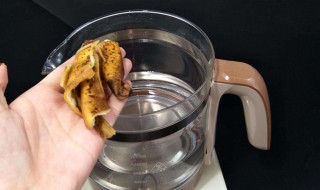 香蕉皮放水里煮一下功效惊人（香蕉皮用水煮之后有什么效果）