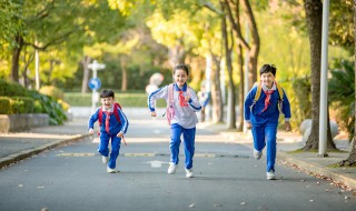 关于童年的现代诗（小学生现代诗自编）