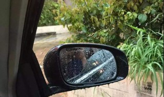 下雨后视镜看不清怎么解决（下雨后视镜看不见怎么办）