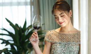 女人晚上喝红酒有啥好处 女人晚上喝红酒的好处