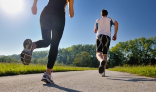 每天跑5公里伤膝盖吗（每天跑5公里对膝盖好吗）