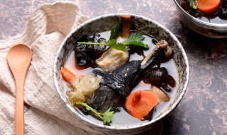 炖鸽子汤需要注意些什么 炖鸽子汤需要什么食材