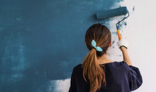 墙面装修如何挑选涂料才能省钱（墙面装修如何挑选涂料才能省钱一点）