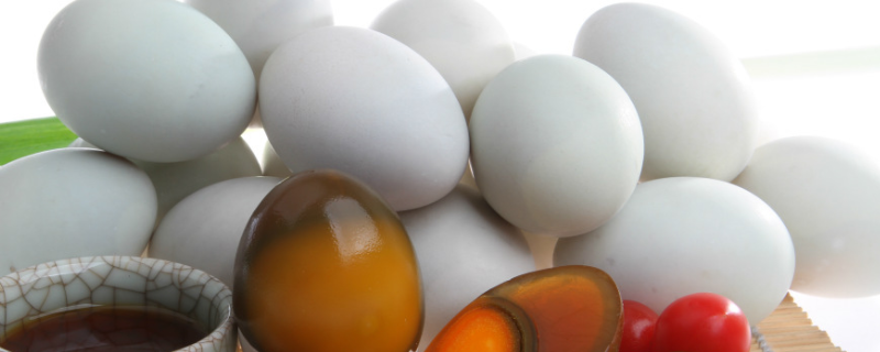 放了一年的皮蛋还能不能吃，如何判断皮蛋是否变质