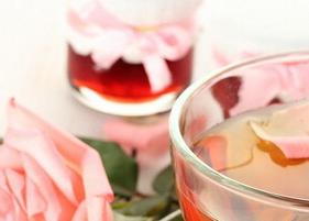 喝玫瑰花柠檬茶的功效和好处（喝玫瑰花柠檬茶有什么好处）