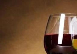 白葡萄酒和红葡萄酒的区别 白葡萄酒和红葡萄酒的区别及功效