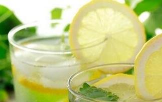 柠檬水的功效与作用 柠檬水的功效与作用及禁忌