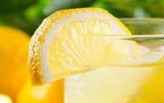 喝柠檬水有什么好处 柠檬泡水喝有什么功效和作用