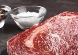 吃牛排怎么拿刀叉（西餐厅吃牛排怎么拿刀叉）