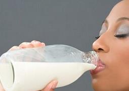 睡前能喝牛奶吗 减肥的人睡前能喝牛奶吗
