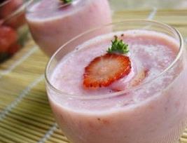 西瓜草莓奶昔的做法（草莓苹果奶昔的简单做法）