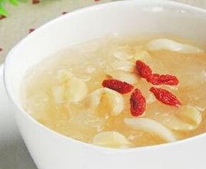 银耳莲子汤的功效与好处 银耳莲子汤的营养价值及功效