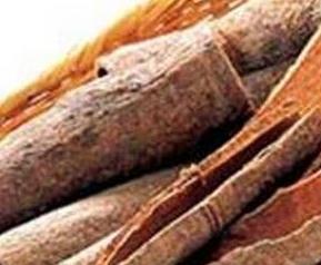 桂皮是桂花树的皮吗 桂皮是桂花树的皮吗?农村大哥现剥桂皮做香料