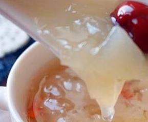 银耳雪梨汤的功效与作用 莲子百合银耳雪梨汤的功效与作用
