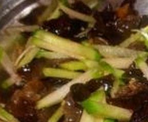 青萝卜与木耳能同吃吗（青萝卜与木耳能同吃吗有毒吗）