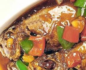 春节家宴花生烧黄鱼的做法 春节家宴花生烧黄鱼的做法图片