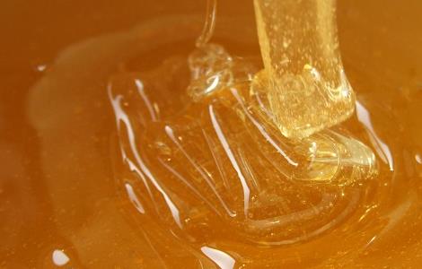 土蜂蜜泡水喝的功效与作用 土蜂蜜泡水有什么功效