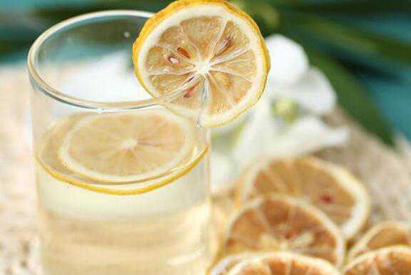 干柠檬片泡水的好处与功效 干柠檬片泡水的功效与作用