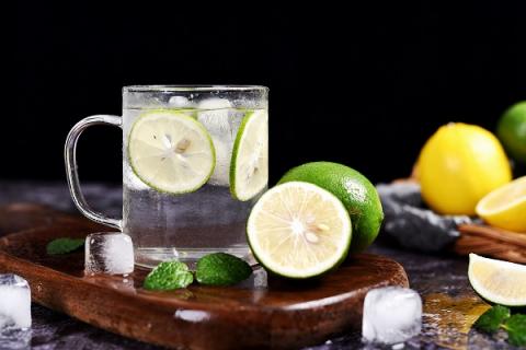 青柠檬泡水的功效与作用（青柠檬和黄柠檬泡水的功效与作用）