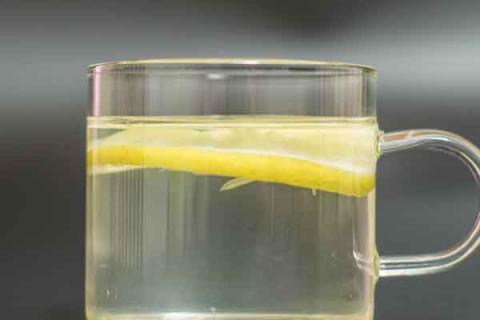 柠檬蜂蜜水的功效与作用 女人喝柠檬蜂蜜水的功效与作用