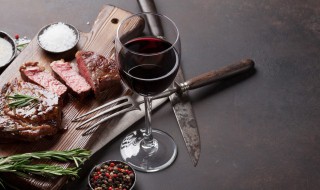 吃西餐刀叉怎么拿左手拿刀（吃西餐左手右手怎么拿刀叉）