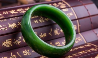 翡翠和祖母绿哪个贵（祖母绿翡翠和帝王绿翡翠哪个贵）