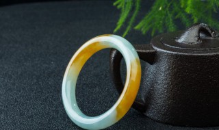 墨绿飘花翡翠手镯描写 墨翠飘花手镯图片