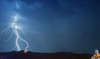 梦到雷电是什么意思（梦见雷电是什么预兆）