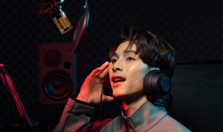 窗外的雨一滴两滴三滴是什么歌（窗外的雨滴一滴滴泪滴是什么歌）