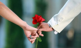 情侣说说心情短语般配的（形容情侣很般配的说说）