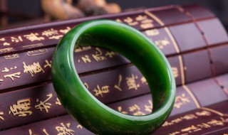 买翡翠原料做手镯要问什么（翡翠手镯剩下的料做什么）