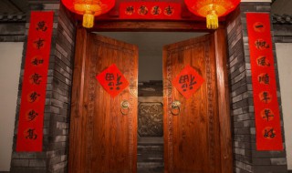 贴春联的诗句 过年家家户户贴春联的诗句