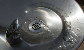 铝锅里面烧黑了怎么办（铝铁锅烧黑了怎么办）